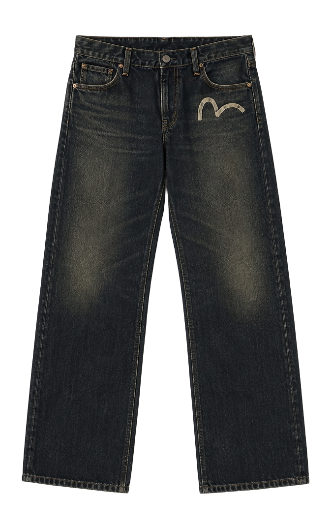 Dunkle Vintage-Jeans vor hellem Studiohintergrund