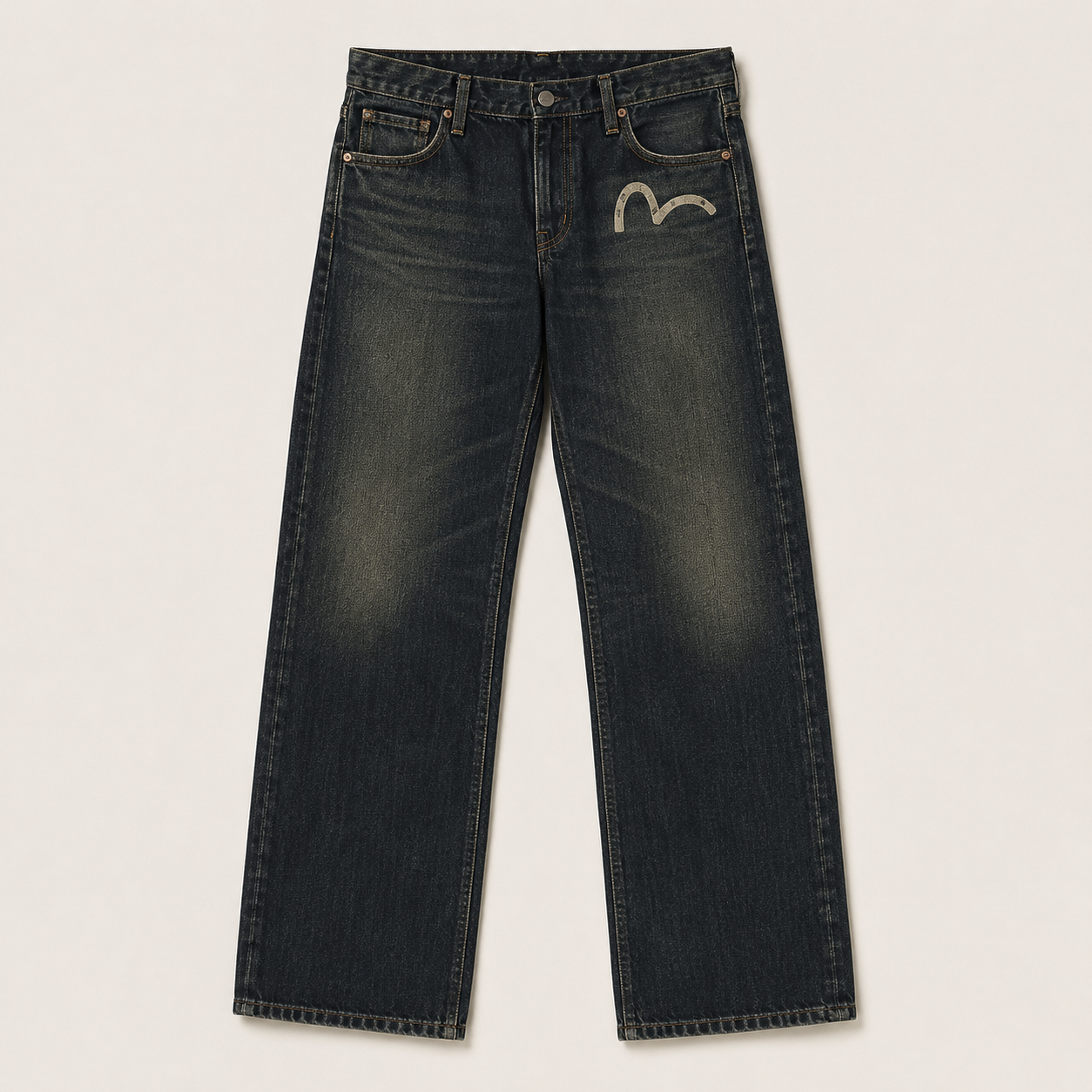 Dunkle Vintage-Jeans vor hellem Studiohintergrund