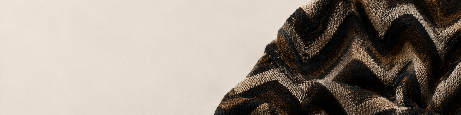 Editorial crop eines braun-beigen Archive-Strickmusters